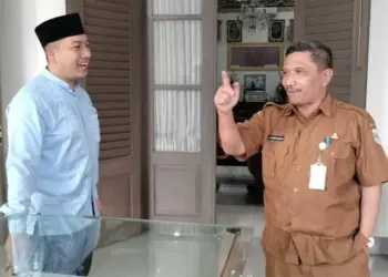 Sekda Pemkab Pandeglang, Ali Fahmi Sumanta, berbincang dengan seorang honorer. (ADIB FAHRIE/SATELITNEWS.COM)