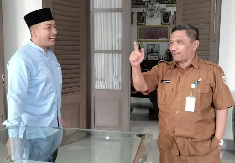 Sekda Pemkab Pandeglang, Ali Fahmi Sumanta, berbincang dengan seorang honorer. (ADIB FAHRIE/SATELITNEWS.COM)