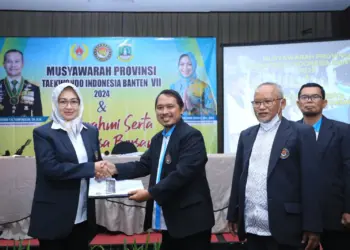 Airin Rachmi Diany (kiri), kembali nahkodai Taekwondo Banten. (ISTIMEWA)