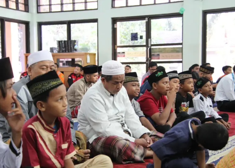 Situasi di Masjid Baitun Nur UBP Lontar, Desa Lontar, Kecamatan Kemiri, Kamis (28/3). Terlihat, para anak-anak yatim dan piatu serta jemaah sedang menikmati ceramah Syekh Ishom Yusuf sambil menunggu waktu berbupa puasa. (ISTIMEWA)