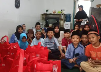 Suasana pemberian bantuan oleh Citiplaza Kutabumi kepada anak-anak Yayasan Al-Ihsan yang berlokasi di Komplek Vila Tomang Baru Blok d1 Nomor 47 Gelam Jaya, Kelurahan Kutabumi, Kecamatan Pasar Kemis, Kabupaten Tangerang, Banten, Jumat (29/3/2024). (ISTIMEWA)