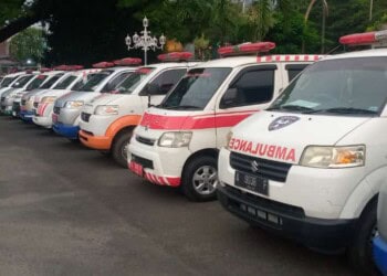 Puluhan Ambulans diparkir di halaman Pendopo Bupati Serang, Sabtu (30/3/2024). (ISTIMEWA)