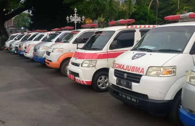 Puluhan Ambulans diparkir di halaman Pendopo Bupati Serang, Sabtu (30/3/2024). (ISTIMEWA)