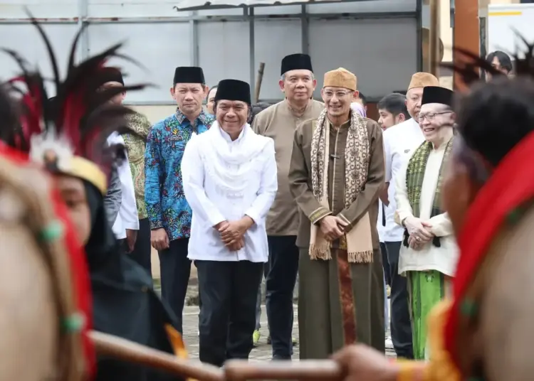 Pj Gubernur Banten Al Muktabar, mendampingi Menteri Pariwisata dan Ekonomi Kreatif Sandiaga Uno. (ISTIMEWA)