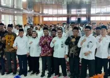 Bupati Serang Ratu Tatu Chasanah dan Jajaran pengurus BAZNAS Kabupaten Serang, foto bersama usai menggelar rapat kerja di ruangan TB Suwandi, Rabu (6/3/2024). (SIDIK/SATELITNEWS.COM)