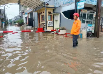 Petugas BPBD Kota Tangerang Selatan bersiaga di salah satu lokasi banjir. (ISTIMEWA)