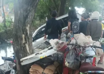 Tabrak Pengendara Motor, Minibus Nyemplung ke Kali Sipon Cipondoh