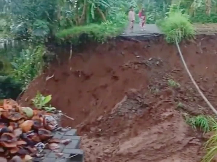 JALAN PUTUS - Diduga akibat curah hujan tinggi dan mengguyur beberapa hari, di wilayah Menes, Kabupaten Pandeglang dan sekitarnya. Berakibat terjadinya longsor, di ruas jalan penghubung Desa, di Desa Cilaban Bulan, Kecamatan Menes, Kabupaten Pandeglang, Senin (11/3/2024) dini hari. (ISTIMEWA)