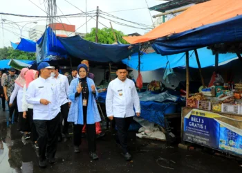 MENINJAU: Penjabat (Pj) Wali Kota Tangerang, Nurdin, bersama dengan jajaran Kementerian PUPR saat meninjau langsung gedung Pasar Anyar. (ISTIMEWA)