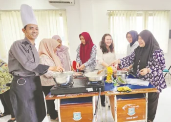 27 Perempuan Dilatih Membuat Abon Ayam Di Kelurahan Pakujaya