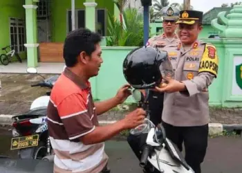 Polres Lebak Bagikan Helm Gratis