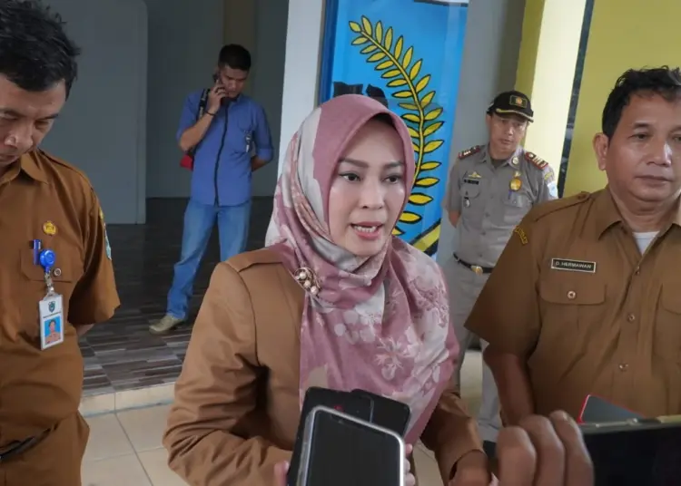 Bupati Pandeglang Irna Narulita, didampingi dua pejabat di lingkungan Pemkab setempat. (ISTIMEWA)