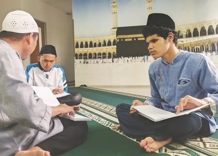 Santri Tunanetra Pondok Pesantren Raudhatul Makfufin Dekatkan Diri Pada Al-Quran