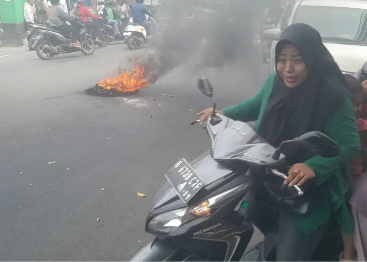 Unjuk Rasa Protes Truk Tanah, Mahasiswa Bakar Ban di Depan Kantor Dishub Kota Tangerang