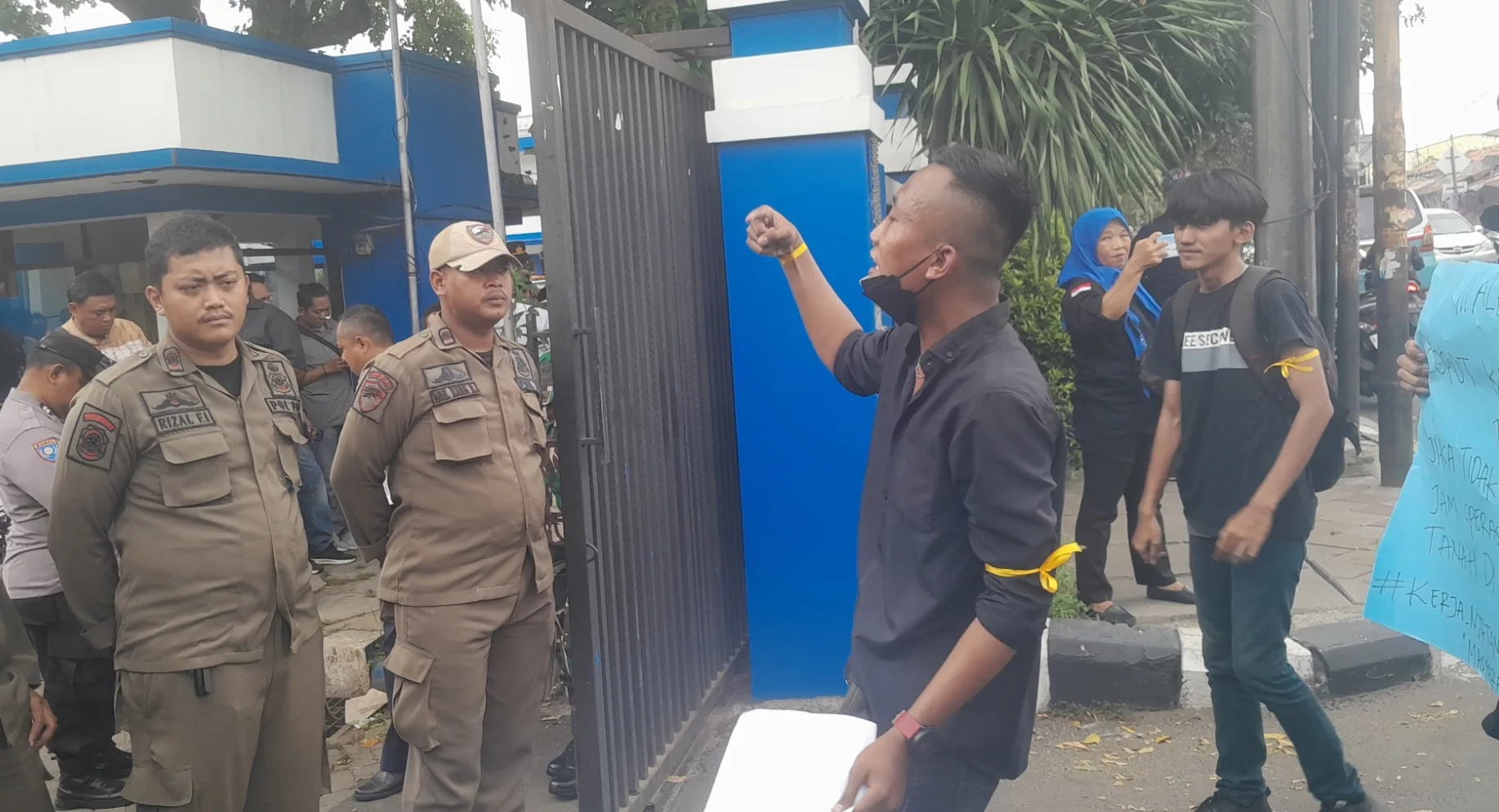 Unjuk Rasa Protes Truk Tanah, Mahasiswa Bakar Ban di Depan Kantor Dishub Kota Tangerang