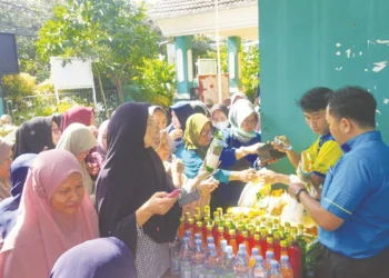 Warga Serbu Bazar Bahan Pokok Murah di Kelurahan Sawah Baru