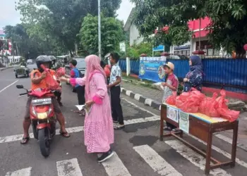 Tebar Kebaikan, Siswa-Siswi SD Negeri Tangerang 3 Bagikan Takjil Gratis