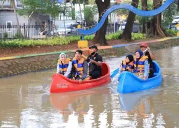 Mengabuburit Asyik Naik Perahu Kano di Kota Tangerang