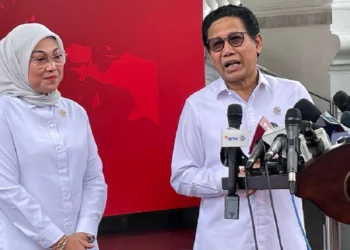 Menteri Desa, Pembangunan Daerah Tertinggal dan Transmigrasi Abdul Halim Iskandar bersama Menteri Ketenagakerjaan Ida Fauziyah memberikan keterangan pers, sesuai menghadap Presiden Jokowi di Istana Kepresidenan Jakarta, Senin (18/3/2024). (ISTIMEWA)