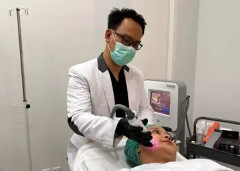 Andy Prasetia, dokter dan Founder Perfecta Aesthetic Clinic sedang melakukan treatment kepada konsumen.