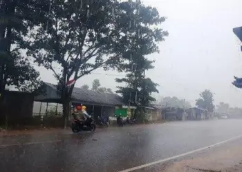 Sejumlah ruas jalan di Pandeglang licin, paska diguyur hujan. (ISTIMEWA)