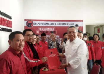 Benyamin Davnie Pertama Ambil Formulir DPC PDIP Tangsel