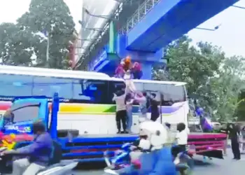 Lompat Dari JPO Lalu Terjatuh di Bus, Pemuda di Tangsel Gagal Bunuh Diri