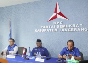 Ketua DPC Partai Demokrat Kabupaten Tangerang Moh. Nawa Said Dimyati (berpeci hitam) saat memimpin rapat di Kantor DPC di Jalan Raya Pasar Kemis, KM 7, RT003/003, Sukaasih, Kecamatan Pasar Kemis. (DOK/SATELITNEWS.COM)