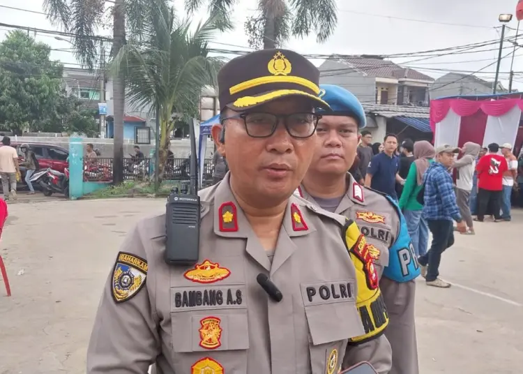 PENGANIAYAAN: Kapolsek Pondok Aren, Kompol Bambang Askar Sodiq meminta pelaku penganiayaan menyerahkan diri atau akan ditangkap. (EKO SETIAWAN/SATELIT NEWS)