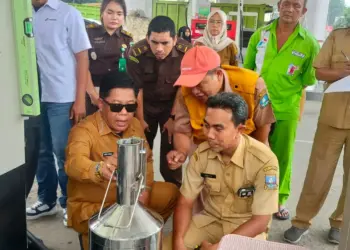 Petugas melakukan tera ulang di salah satu SPBU, di Kabupaten Serang, Selasa (2/4/2024). (SIDIK/SATELITNEWS.COM)