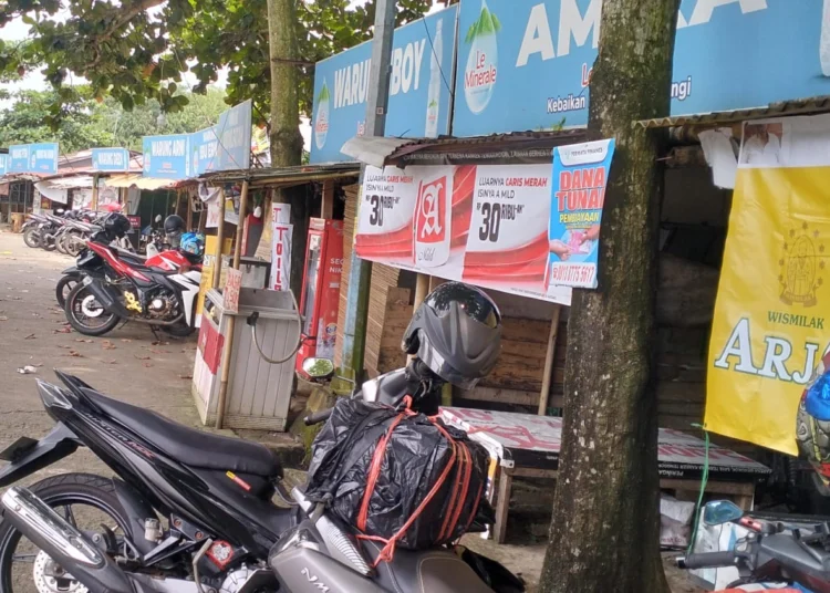 Puluhan kios berbanjar di kawasan terminal Kadubanen. (ADIB FAHRIE/SATELITNEWS.COM)