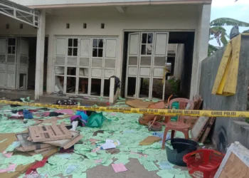 Sebuah rumah yang dihuni oleh karyawan bank keliling, di wilayah Pandeglang, rusak akibat di sweeping masyarakat, Selasa (2/4/2024) malam. (ISTIMEWA)