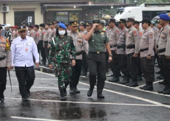 Kapolres Pandeglang AKBP Oki Bagus Setiaji, memeriksa pasukan di halaman Mapolres Pandeglang. (ISTIMEWA)