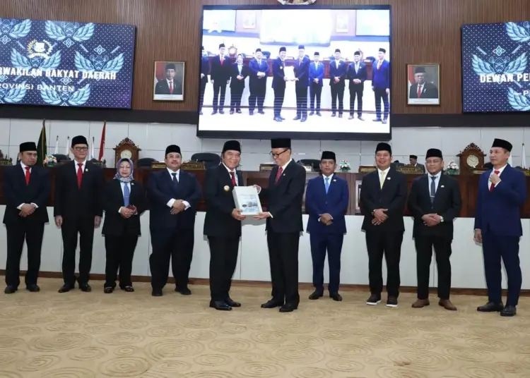 Pj Gubernur Banten Al Muktabar, menerima LHP BPK RI Perwakilan Banten. (ISTIMEWA)