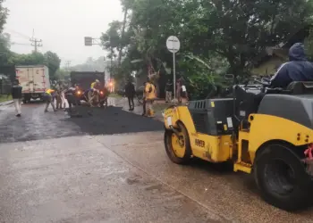 Para pegawai UPTD PJJ DPUPR Provinsi Banten, sedang memperbaiki ruas jalan Provinsi di Kabupaten Pandeglang, beberapa waktu lalu. (ISTIMEWA)