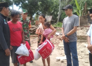 Korban rumah ambruk di Kecamatan Pagelaran, Kabupaten Pandeglang, mendapat bantuan Kedaruratan kebencanaan, Senin (8/4/2024). (ISTIMEWA)