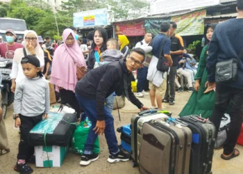 Pemudik padati Terminal Bayangan Ciputat, Kota Tangsel. (EKO/SATELITNEWS.COM)