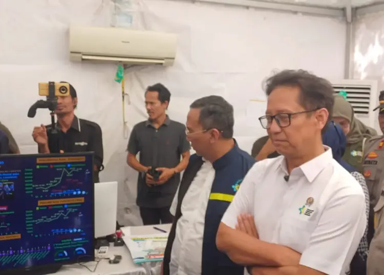 Menteri Kesehatan Budi Gunadi Sadikin memantau Posko Kesehatan di Pelabuhan Ciwandan, Kota Cilegon, Selasa(9/4). (ISTIMEWA)