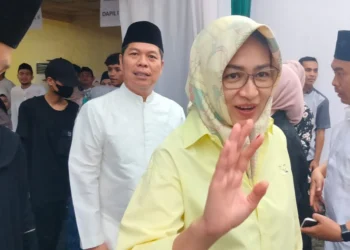 Ketua DPD Partai Golkar Kabupaten Serang Fahmi Hakim saat bersama Bakal Calon Gubernur Banten Airin Rachmi Diany di sela-sela kegiatan partai. (SIDIK/SATELITNEWS.COM)