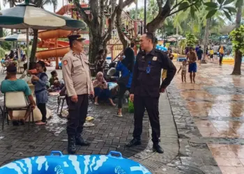 Kanit Patroli Polsek Panongan Iptu Ngadiyo saat melakukan pemantauan ke tempat wisata Water World dan World Of Wonder Citra Raya, Kecamatan Panongan, Jumat (12/04). (ISTIMEWA)