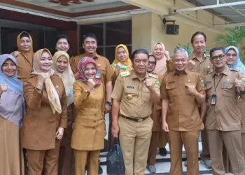 Pj Gubernur Banten Al Muktabar, foto bersama usai menggelar rapat persiapan Musrenbang, Selasa (26/4/2024). (LUTHFI/SATELITNEWS.COM)