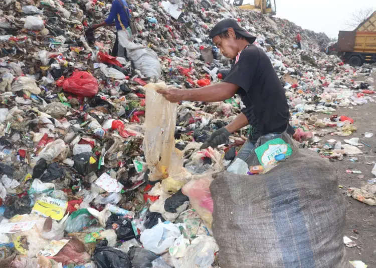 TPA JATIWARINGIN: Kondisi sampah di Tempat Pembuangan Akhir (TPA) Jatiwaringin, Kecamatan Mauk. Terlihat salah satu pemulung sedang memilah-milah sampah yang masih dapat ditukar menjadi barang yang bernilai ekonomi. (DOK/SATELITNEWS)