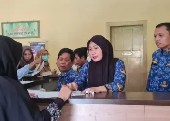 Kepala Disdukcapil Kabupaten Serang, Warnerry Poetri, melakukan pelayanan administrasi kependudukan di kantornya, Rabu (17/4/2024). (SIDIK/SATELITNEWS.COM)