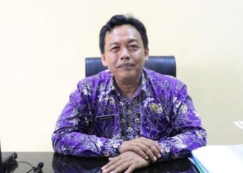 MEMBERIKAN KETERANGAN: Kepala Dinas Tenaga Kerja Kabupaten Tangerang, Rudi Hartono saat diwawancarai. (DOK/SATELITNEWS)