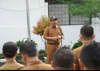 Sekda Pandeglang Ali Fahmi Sumanta, memimpin apel pagi di lingkungan Setda Pandeglang, beberapa waktu lalu. (ISTIMEWA)