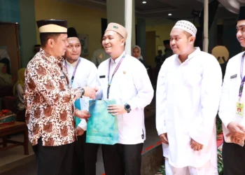 HALAL BIHALAL: Pj Bupati Tangerang Andi Ony Prihartono saat menghadiri Halal Bihalal Dinas Kesehatan Kabupaten Tangerang di Pusat Pemkab Tangerang, Tigaraksa, Kamis (18/4/2024). (ISTIMEWA)