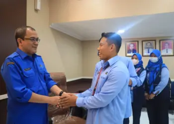 Direktur Utama Perumdam TKR Sofyan Sapar (kiri) saat menyalami para pegawai di acara Halal Bilhalal Perumdam TKR Kabupaten Tangerang. (ISTIMEWA)