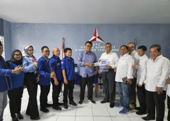 MENYERAHKAN FORMULIR: Ketua DPC Partai Demokrat Kabupaten Tangerang M. Nawa Said Dimyati saat menyerahkan berkas formulir pendaftaran kepada Iskandar Mirsad (kemeja putih) di DPC Demokrat, Senin (22/4/2024). (ISTIMEWA)