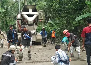 Pegawai DPUPR Kabupaten Serang, membangun jalan, beberapa waktu lalu. (ISTIMEWA)