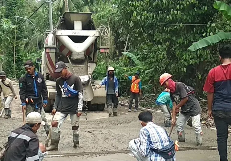 Pegawai DPUPR Kabupaten Serang, membangun jalan, beberapa waktu lalu. (ISTIMEWA)